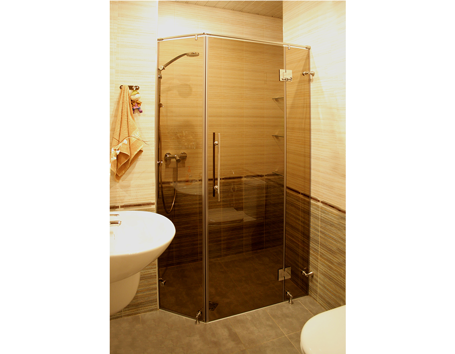 SHOWER CABINS AND PARTITIONS